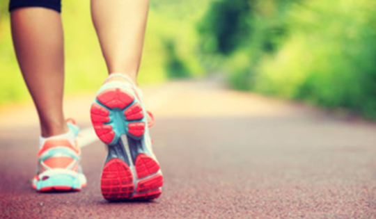 Giữa đợt nắng nóng gay gắt, đi bộ thời điểm nào thích hợp?