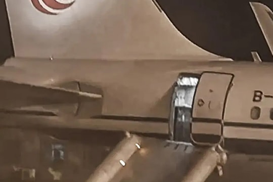 Hành khách lần đầu đi máy bay gây náo loạn vì mở nhầm cửa thoát hiểm