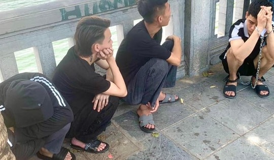 Bắt 4 kẻ đánh trọng thương người đi đường vì ‘ngứa mắt’