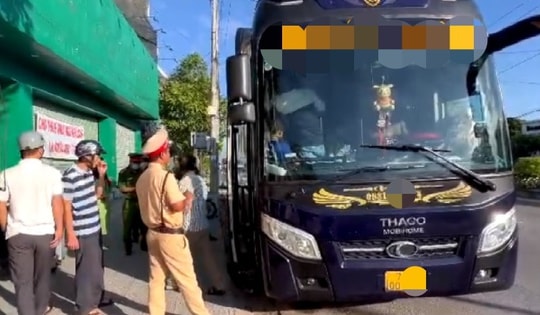 Phụ xe khách giường nằm sàm sỡ cô gái trẻ