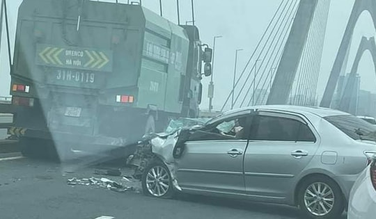 Hà Nội: Xe ô tô con nát đầu sau va chạm với xe tải trên cầu Nhật Tân