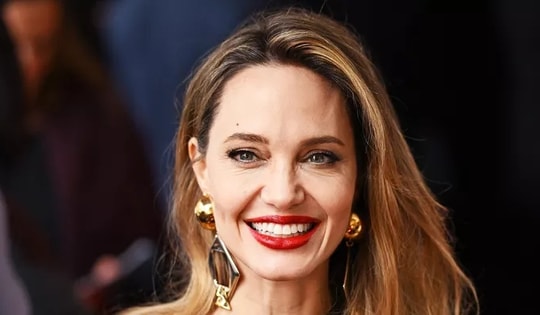 Trong khi Brad Pitt công khai bạn gái trẻ tuổi thì Angelina Jolie vui vẻ tiết lộ tính cách của cô con gái út