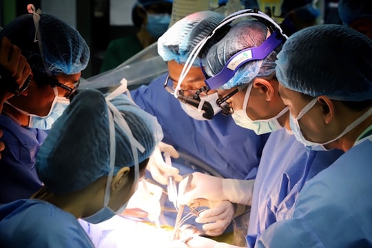 Người cha viết thư cảm ơn bác sĩ đứng mổ 15 giờ giúp con gái thoát cửa tử