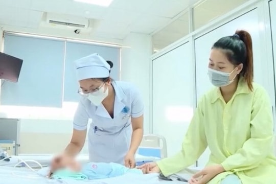 Nữ điều dưỡng cấp cứu bé sơ sinh ngừng thở trên xe taxi