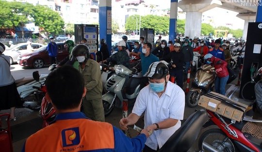 Điều gì khiến giá xăng dầu bất ngờ giảm sau 4 lần tăng?