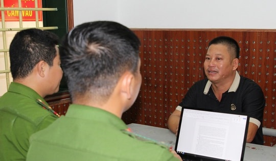 Cầm kiếm chặn ô tô trên đường vì gây bụi trước cửa nhà