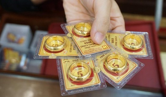 Lần đầu tiên giá vàng nhẫn cao hơn vàng miếng SJC: Có nên bán vàng nhẫn để mua vàng miếng?
