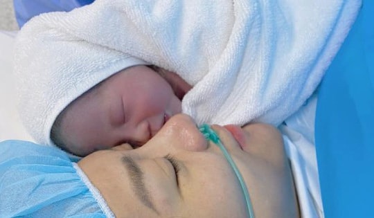 Đau vết mổ không ngủ nổi dù đã tiêm, uống thuốc giảm đau, nhưng chỉ cần con "ọ oẹ", Phương Oanh lập tức bật dậy