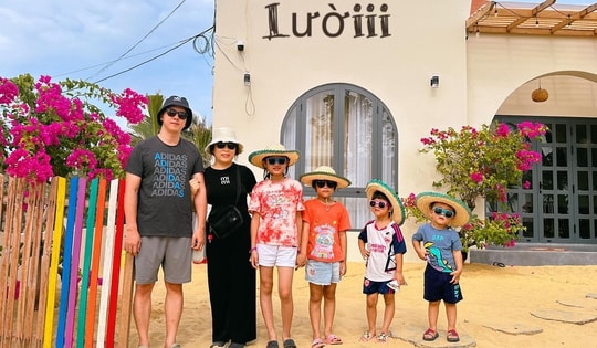 Chỉ vì mê trời xanh mây trắng, cặp vợ chồng Hà Nội "tậu" hẳn bãi biển riêng với ngôi nhà xinh xắn cho các con nghỉ hè