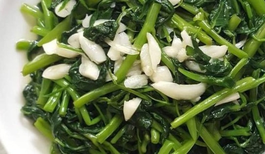 Sau bữa cơm với rau tự trồng, người phụ nữ phải nhập viện cấp cứu, chuyên gia chỉ ra nguyên nhân gây ngộ độc