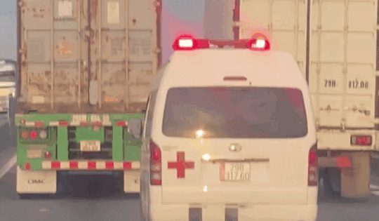 Video: Phẫn nộ cảnh 2 xe ô tô dàn hàng ngang, chặn đường xe cứu thương trên cao tốc