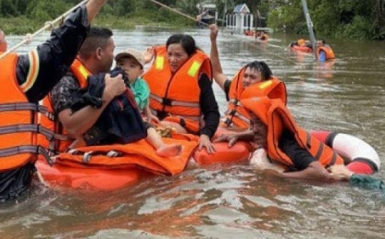 Hình ảnh lực lượng vũ trang căng mình cứu hộ người dân ở Phú Quốc