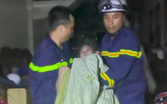 Cảnh sát giải cứu ông lão mắc kẹt trong đám cháy ở Hà Nội