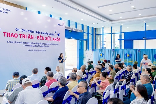 MB Ageas Life thăm khám sức khoẻ và tặng quà cho người có công phường Cát Linh