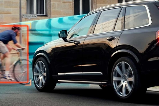 Ô tô tự phanh khi sắp va chạm: Công nghệ mới có thật sự an toàn?