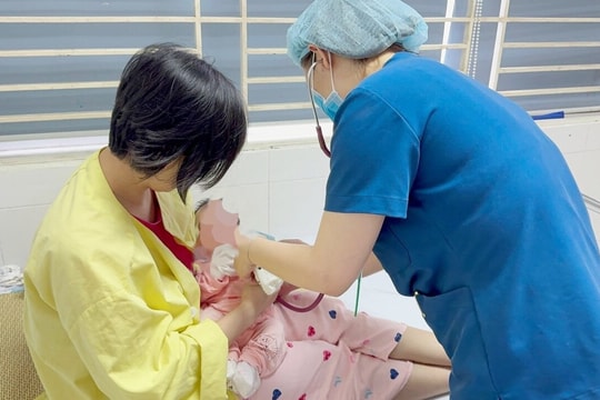 Lây bệnh truyền nhiễm từ mẹ, bé 5 ngày tuổi nổi mụn nước toàn thân