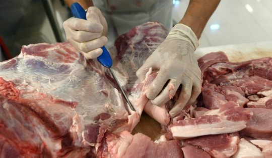 Giá thịt lợn tăng mạnh, cua huỳnh đế mini siêu rẻ