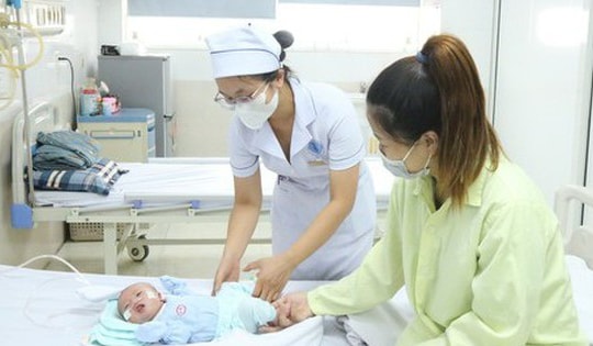 Bộ trưởng Bộ Y tế gửi thư khen nữ điều dưỡng cấp cứu bé sơ sinh ngừng thở trên taxi