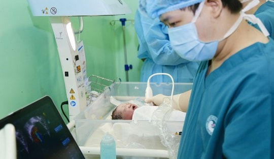 Bị dị tật tim bẩm sinh nặng, bé trai được thông tim ngay trong bào thai, chào đời khỏe mạnh.