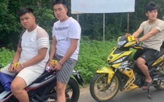 4 thanh niên ép xe người đi đường, dùng dao, xịt hơi cay, cướp tài sản