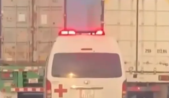 Xe container và xe tải chặn đường xe cứu thương: Vi phạm đạo đức trước khi vi phạm pháp luật