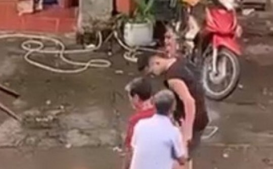 Chồng đuổi chém vợ trọng thương rồi cầm dao tự vẫn ở Lào Cai