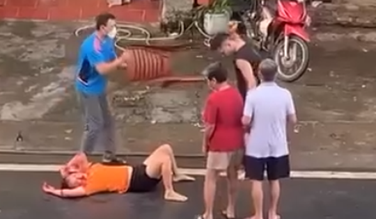 Chồng cầm dao chém vợ rồi định tự tử