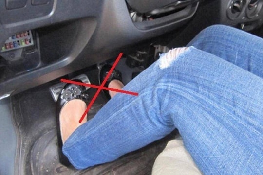 Vì sao không dùng hai chân khi lái xe số tự động?