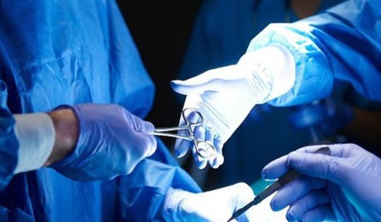 Dùng đơn thuốc của đồng nghiệp chữa đau lưng, người đàn ông xuất huyết tiêu hóa nằm viện cả tháng