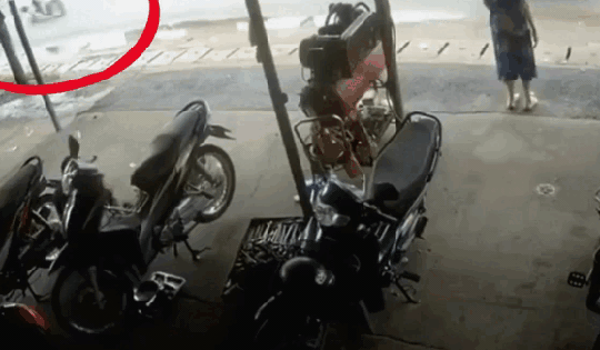 Video: Xót xa cảnh người phụ nữ đang đi bộ trên vỉa hè thì bất ngờ bị xe máy tông trúng