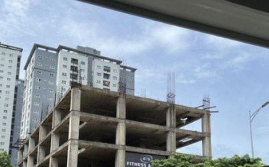 Cận cảnh cao ốc trơ khung hoen gỉ trên 'đất vàng' sau khi di dời nhà máy may Thăng Long