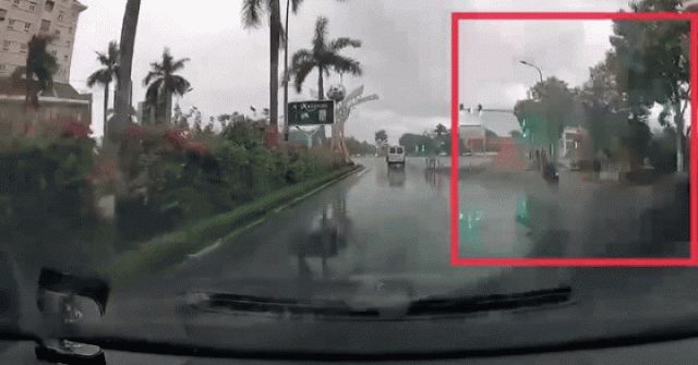 'Thót tim' clip người đi xe máy lao thẳng vào hố công trình dự án trăm tỉ