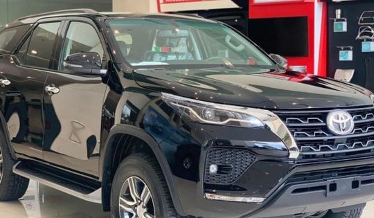 Giá lăn bánh Toyota Fortuner mới nhất đã rẻ còn ưu đãi lớn, Ford Everest và Hyundai Santa Fe dễ thua về doanh số