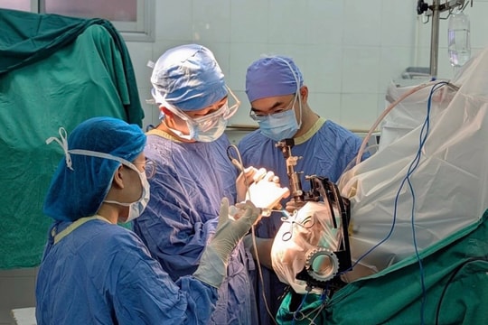 Ca phẫu thuật chấm dứt 7 năm run rẩy cho người phụ nữ bị Parkinson