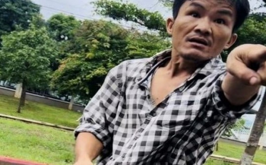 Bị yêu cầu dừng xe, tài xế container rút dao tấn công cảnh sát