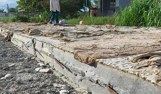 Phát hiện nhà thầu thảm bê tông "dỏm" ở đường 213 tỉ