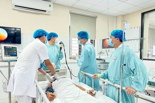 Bị cọc tre đâm vào tay, cơ thể người đàn ông cứng như khúc gỗ, phải cấp cứu