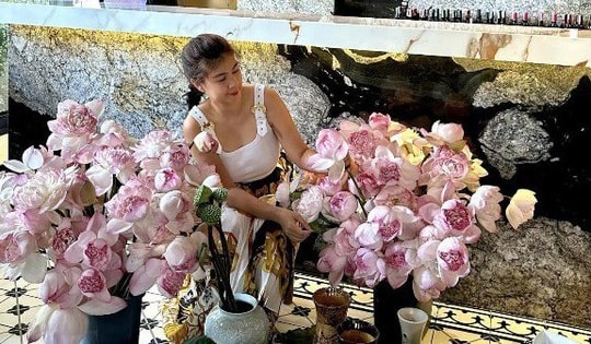 Vợ cũ Phước Sang cắm hoa sen độc lạ khắp nhà hàng, vợ Mạnh Trường cũng 'chịu chơi' không kém