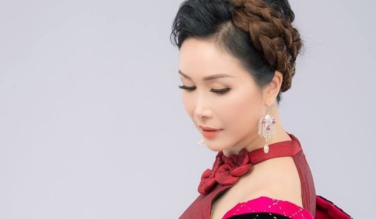 Hoa hậu Việt Nam đầu tiên tuổi 53 hạnh phúc bên chồng tiến sĩ và các con