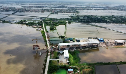 Hình ảnh từ trên cao về cầu vượt sông Đáy nối liền 2 tỉnh Nam Định và Ninh Bình