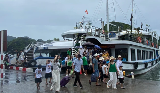 Gần 4.000 du khách mắc kẹt do bão số 2, khách sạn ở Cát Bà hỗ trợ giảm giá 50%