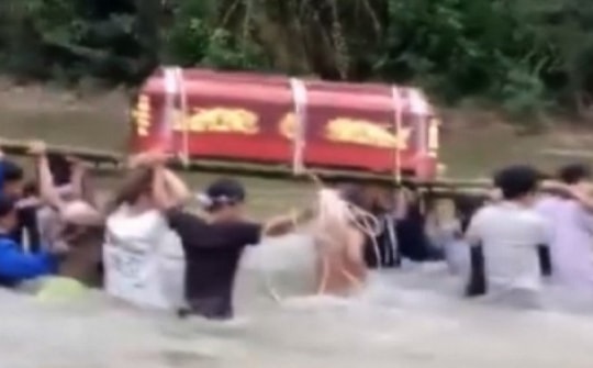 Lũ dâng, người dân khiêng quan tài vượt suối