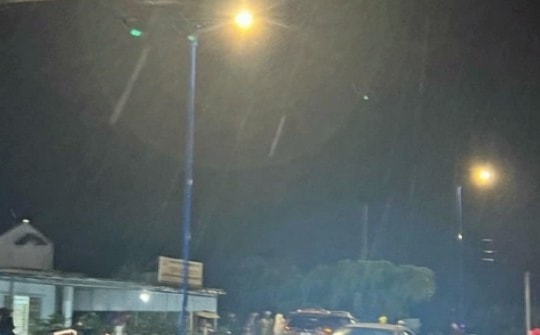 Công an đang xử lý hiện trường ô tô tông 2 bà cháu tử vong thì xe máy tông tiếp hai người