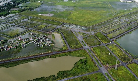 Dự án KĐT Mỹ Trung ở Nam Định có đường dây điện cao thế đi qua vắng vẻ, cỏ mọc um tùm