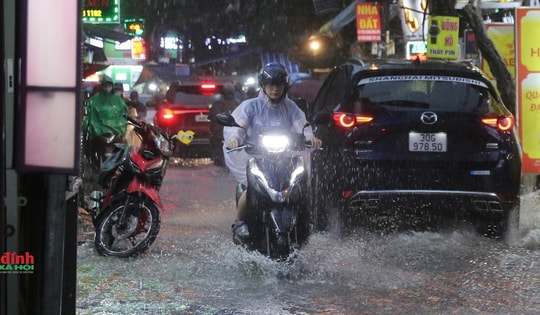 Hà Nội: Mưa lớn từ sáng đến tối, nhiều tuyến phố thành 'sông'