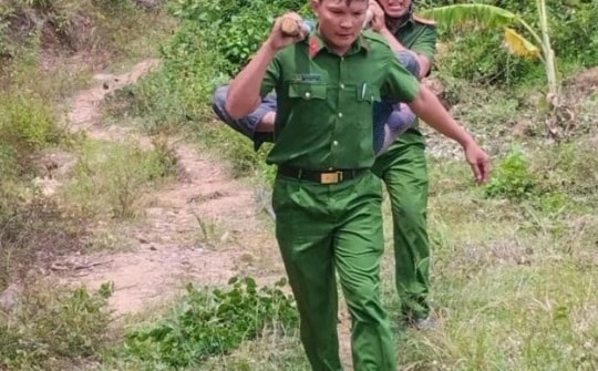 Bộ trưởng Công an khen 2 cảnh sát vào rẫy khiêng người bị ong đốt hôn mê đi cấp cứu