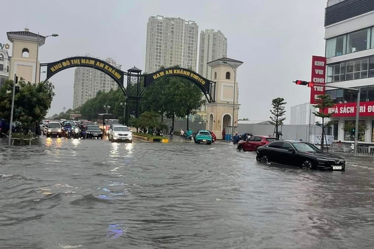 Chung cư gần cả trăm triệu mỗi m2, giá biệt thự tăng gấp 3 lần trong 4 năm nhưng nhà giàu loạt khu đô thị phía Tây vẫn "chật vật" trong biển nước tìm đường về nhà khi mưa lớn