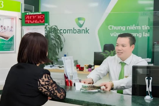 Khách đòi tất toán trước hạn 2 sổ tiết kiệm, giao dịch viên khuyên ngăn mãi không được và cái kết bất ngờ