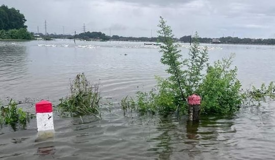 Hà Nội: Mưa lớn khiến một người tử vong do bị nước lũ cuốn trôi