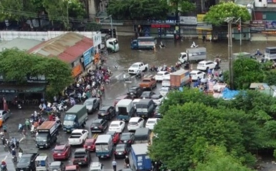 Phong tỏa nhiều tuyến phố Hà Nội do ngập nước kéo dài